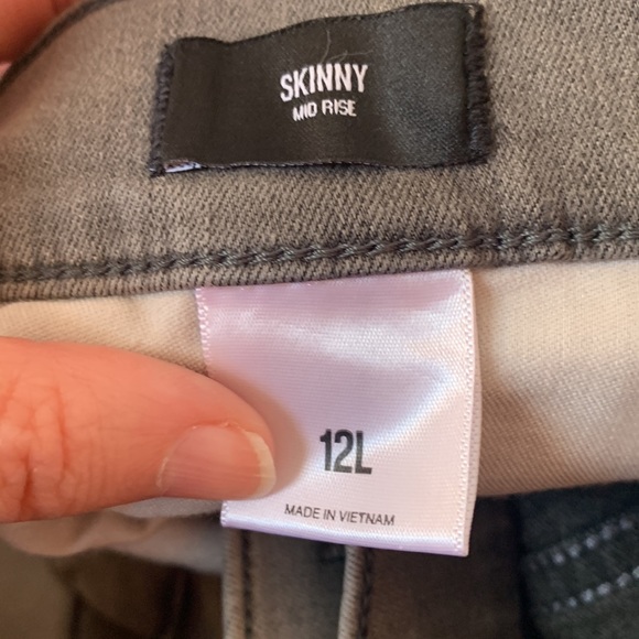 Express Supersoft Midrise Skinny Jean in Grey, 12 Long - Picture 6 of 8